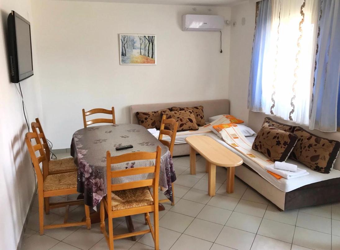 Apartmani Novak - Srebrno Jezero เวลิโก กราดิชเต ภายนอก รูปภาพ